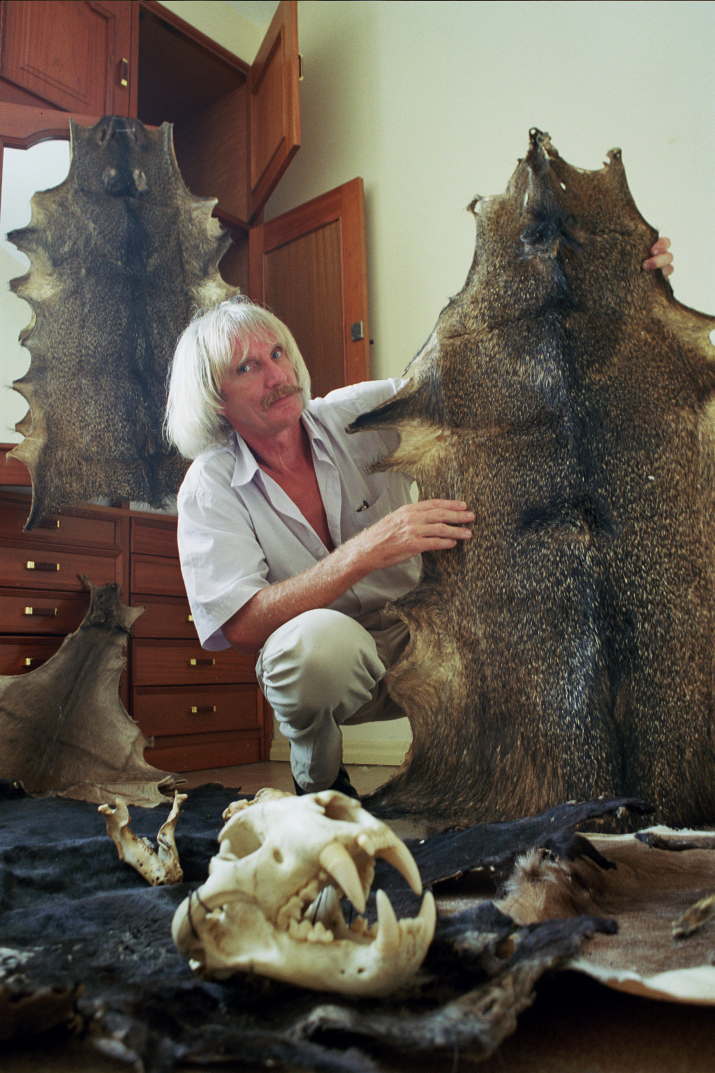 Marcus van Roosmalen assieme ad alcuni degli olotipi di nuove potenziali specie animali dell'Amazzonia che sono stati sequestrati dalle autorità governative